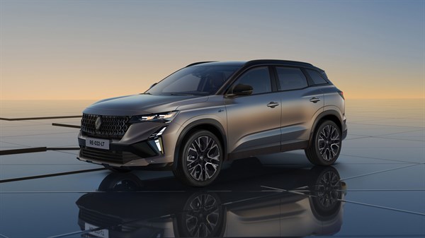 Vozilo Austral full hybrid E-Tech prikazano sprijeda u okruženju pri zalasku sunca.

