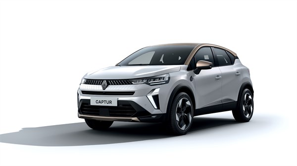 Captur full hybrid E-Tech u bijeloj boji s crnim krovom i sportskim elementima parkiran u studijskom prostoru.