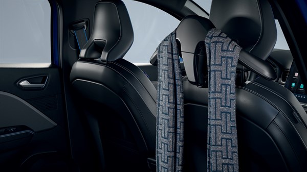 Vješalica za odjeću pričvršćena na naslon za glavu prednjeg sjedala u unutrašnjosti vozila.