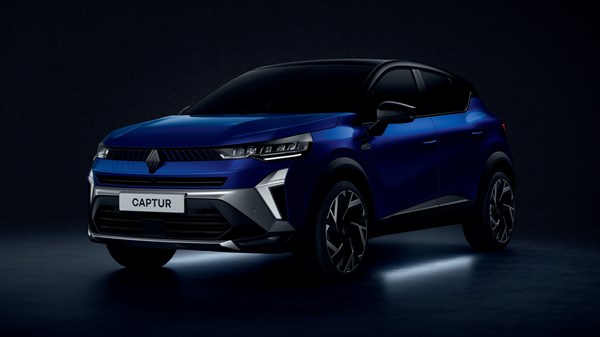 Plavi Captur full hybrid E-Tech u noćnom okruženju s upaljenim LED svjetlom ispod karoserije koje osvjetljava tlo ispred vozila.