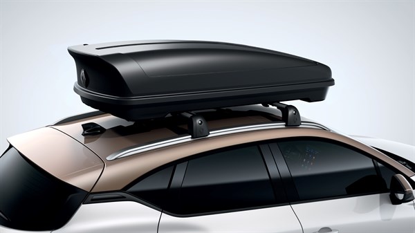 Vozilo Captur full hybrid E-Tech s quickfix krovnim nosačima i crnom krovnom kutijom.