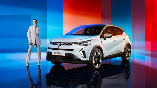 Captur full hybrid E-Tech u bijeloj boji s osobom u svijetlom odijelu, na pozadini živih boja.

