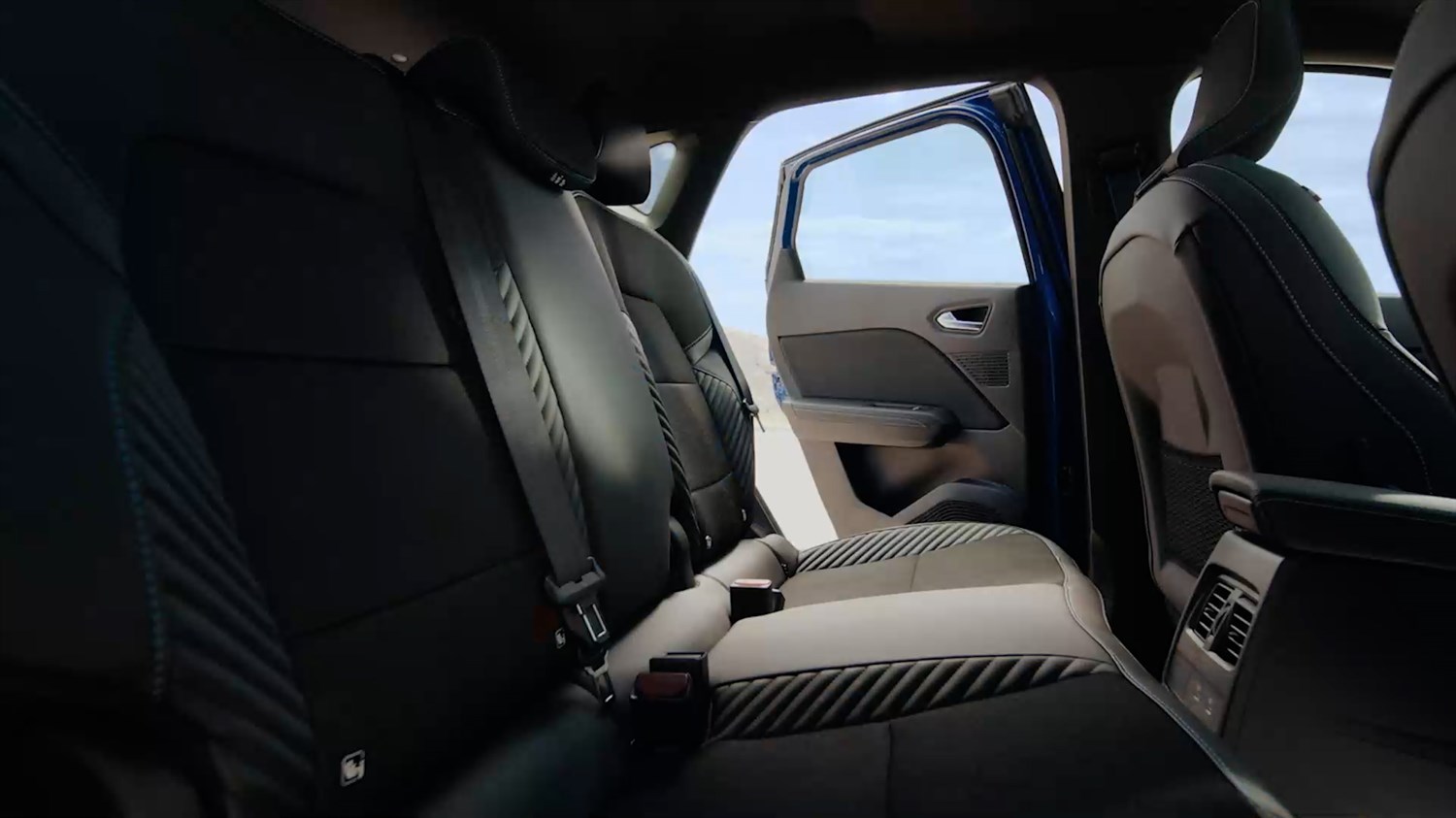 Unutrašnjost stražnjeg dijela vozila Captur full hybrid E-Tech s otvorenim vratima i povišenom stražnjom klupom.