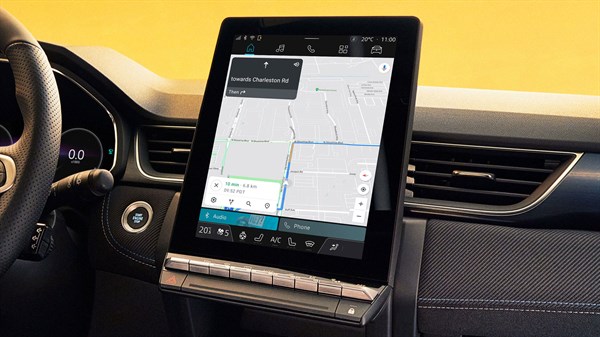 Prikaz zaslona multimedijskog sustava openR s aktiviranom Google Maps navigacijom u vozilu Captur full hybrid E-Tech.

