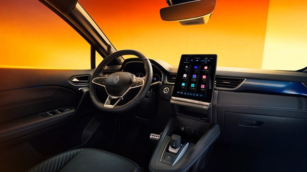 Povezani sustav openR u vozilu Captur full hybrid E-Tech s prikazom dostupnih aplikacija poput YouTubea, Google Mapsa i Wazea.