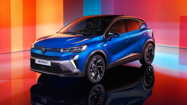 Prednji dio vozila Renault Symbioz full hybrid E-Tech s istaknutim Renault logotipom i prednjim svjetlima