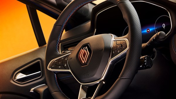 Volan Captura esprit Alpine s plavim šavovima i digitalnim kokpitom u pozadini.








