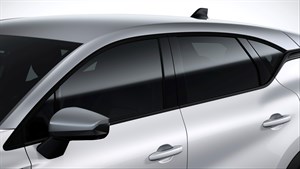 Bočni prikaz bijelog vozila Captur full hybrid E-Tech s crnim retrovizorima i krovom, naglašava mogućnosti personalizacije izgleda.