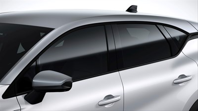 Renault Captur u boji biserno bijela s sivim detaljima Highland, prikazan iz bočne perspektive.