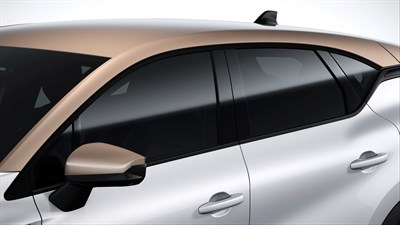 Renault Captur u boji biserno bijela s sivim-bež detaljima Champagne, prikazan iz bočne perspektive.

