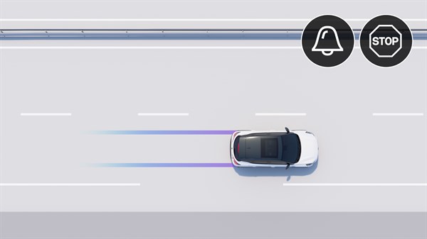 Vozilo se kreće cestom prikazano odozgo, uz ikone upozorenja i STOP koje označavaju funkciju pomoći pri zaustavljanju u nuždi.