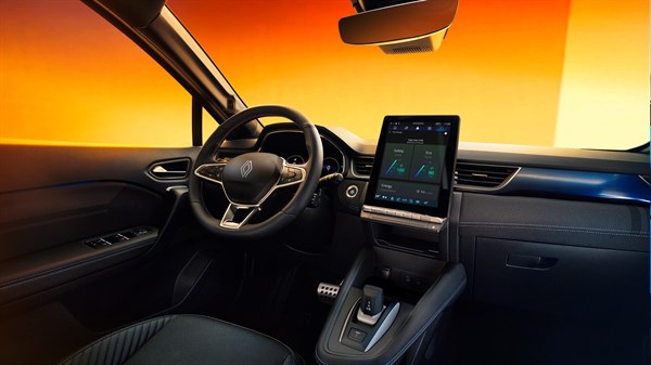 Prikaz ekrana u vozilu Renault Captur full hybrid E-Tech koji prikazuje podatke o sigurnosti vožnje, uključujući brzinu, putanje i zaustavljanje.