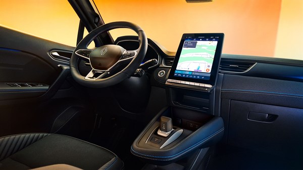 Središnji zaslon vozila Captur full hybrid E-Tech prikazuje navigaciju Google Maps.