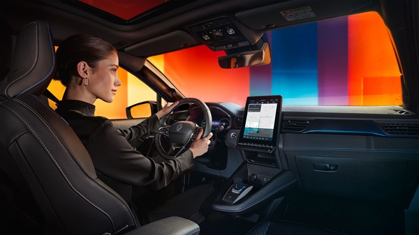 Vozačica upravlja vozilom Captur full hybrid E-Tech uz pomoć Google Assistant glasovne kontrole.