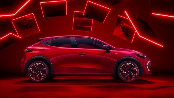 Vozilo Clio full hybrid E-Tech u crvenom studijskom prostoru








