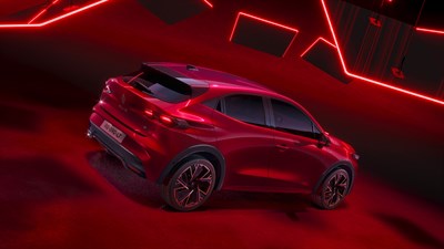 Crveni Renault Clio na crvenoj površini