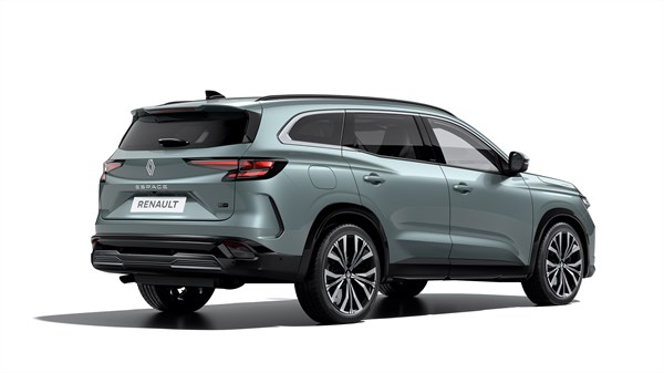 vozilo Espace full hybrid E-Tech prikazano straga s vidljivim stražnjim svjetlima i karbon detaljima

