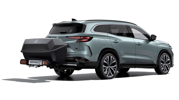 Renault Espace full hybrid E-Tech s aero cargo box™ prtljažnikom postavljenim na kuku za vuču.

