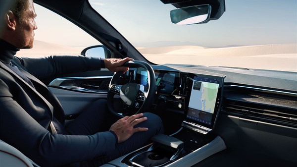 Vozač koristi navigaciju na središnjem zaslonu vozila Renault Espace full hybrid E-Tech.

