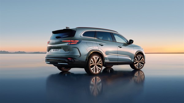 Renault Espace full hybrid E-Tech parkiran pri zalasku sunca

