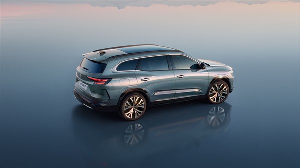 Stražnji pogled na Renault Espace full hybrid E-Tech

