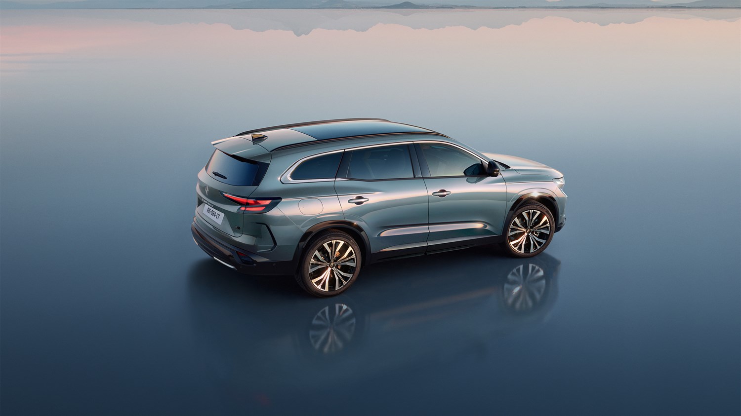 Bočni pogled na vozilo Espace full hybrid E-Tech na reflektirajućoj podlozi u pokretu