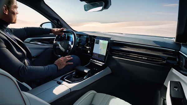 Vozač u unutrašnjosti vozila Espace koristi openR zaslon i sustav prepoznavanja vozača
