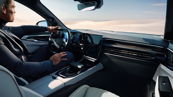 Vozač u unutrašnjosti vozila Espace koristi sustav prepoznavanja vozača i openR link zaslon