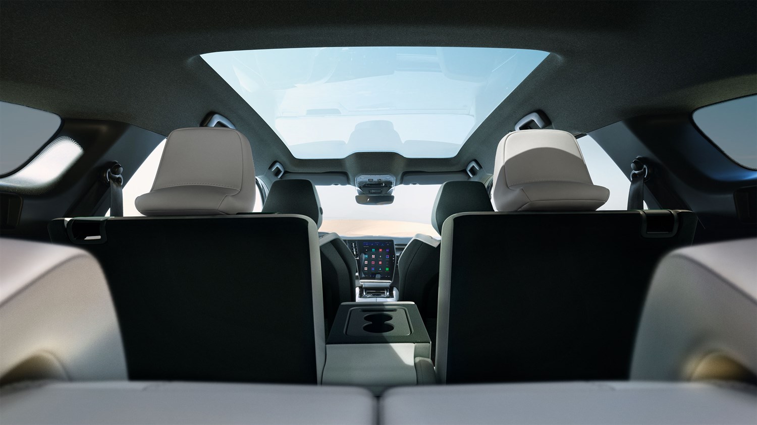 Pogled iz stražnjeg dijela unutrašnjosti vozila Espace s panoramskim krovom i openR zaslonom u sredini