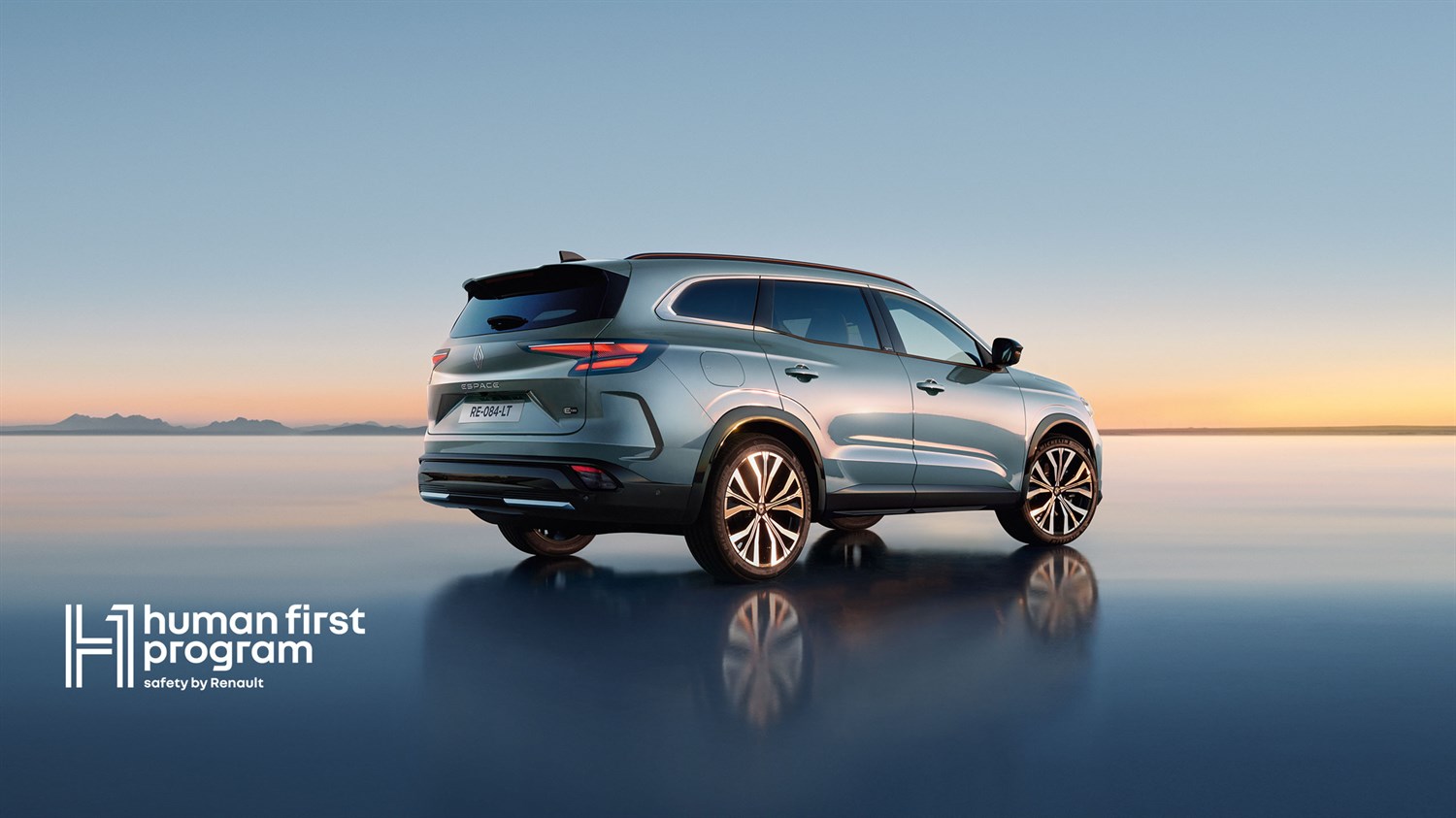 Vozilo Espace full hybrid E-Tech na reflektirajućoj podlozi s prikazom stražnjeg dijela i human first program oznakom