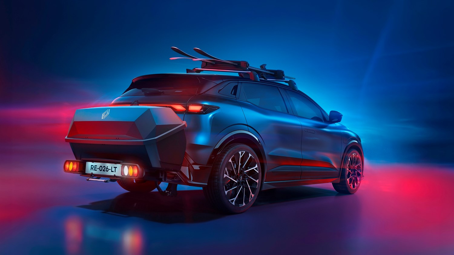 Renault Megane E-Tech electric plave boje s krovnim nosačem za skije i stražnjim nosačem za prtljagu.