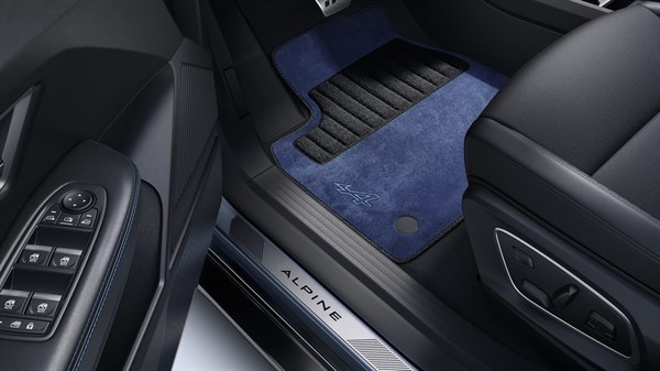 Esprit Alpine premium tekstilne prostirke i crni pragovi Renault u vozilu Renault Megane.