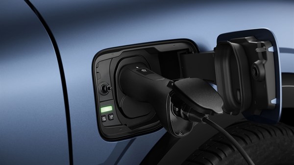 V2L adapter priključen na priključak za punjenje plavog Renault Meganea.