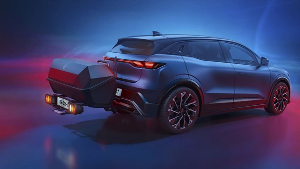 Plavi Renault Megane s Aero Cargo Box™ spremnikom postavljenim na kuku za vuču.