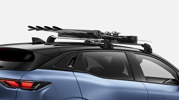 Renault Megane plave boje s Quickfix krovnim nosačima i nosačem za skije i snowboard na krovu.