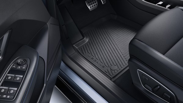 Renault Megane plave boje s crnim gumenim podnim prostirkama u prednjem dijelu vozila.