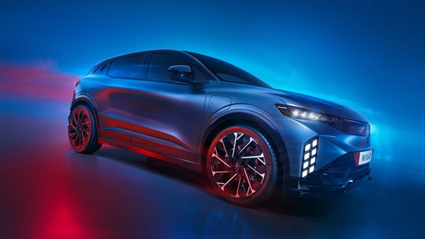 Plavo vozilo Renault Megane E-Tech electric snimljeno sprijeda iz bočnog kuta, s istaknutim sportskim dizajnom i karakterističnim LED svjetlima.