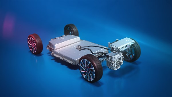 Prikaz električnog pogonskog sklopa vozila Renault Megane E-Tech electric s istaknutom baterijom, električnim motorom i kotačima.