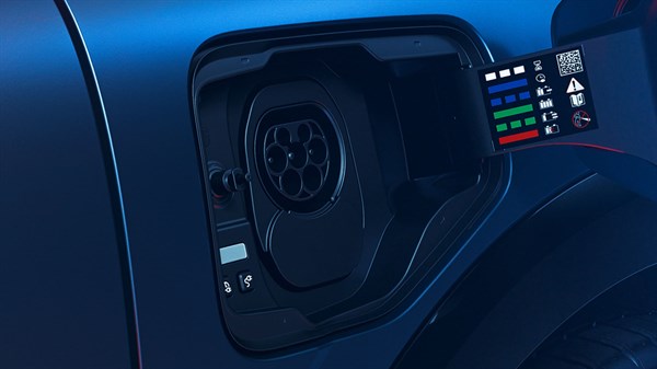 Detaljan prikaz priključka za punjenje na plavom vozilu Renault Megane E-Tech electric.