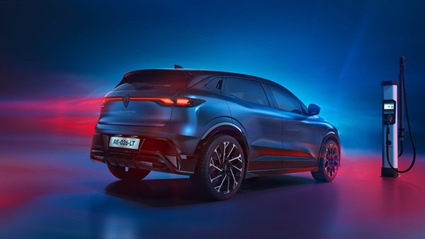Plavo vozilo Renault Megane E-Tech electric prikazano straga tijekom punjenja na stanici za brzo DC punjenje.