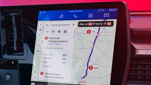 Zaslon sustava openR u vozilu Renault Megane E-Tech electric s prikazom dostupnih punionica za električna vozila na Google Mapsu.