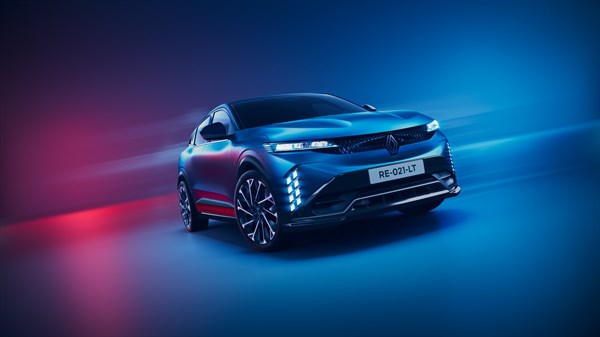 Renault Mégane E-Tech electric plave boje snimljen sprijeda na osvijetljenoj pozadini u plavim i crvenim tonovima.