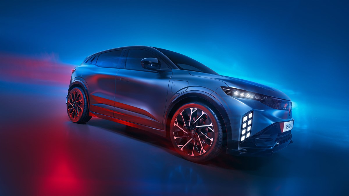 Renault Mégane E-Tech electric plave boje snimljen sprijeda i s bočne strane na osvijetljenoj pozadini u plavim i crvenim tonovima.