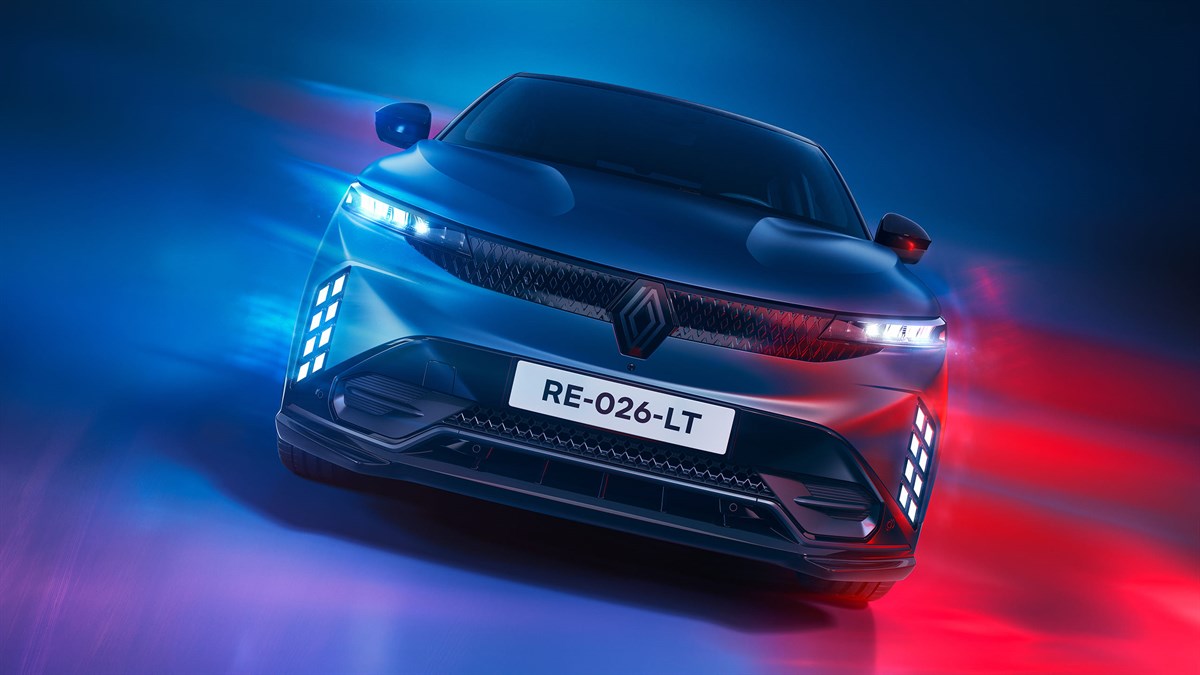 Renault Mégane E-Tech electric plave boje snimljen sprijeda na osvijetljenoj pozadini u plavim i crvenim tonovima.
