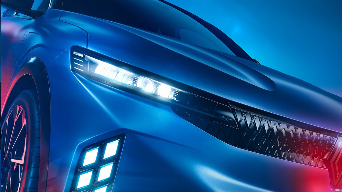 Detalj prednjeg dijela Renault Mégane E-Tech electric plave boje s istaknutim prednjim svjetlima i Renault logotipom.
