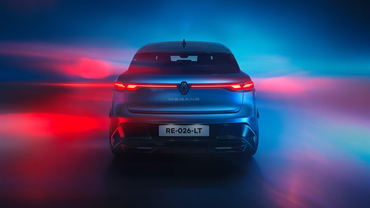 Renault Mégane E-Tech electric plave boje snimljen straga s osvijetljenim stražnjim svjetlima.