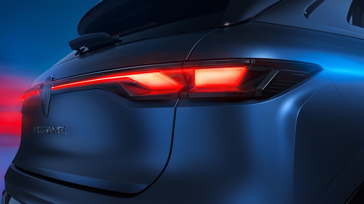 Detalj stražnjeg dijela Renault Mégane E-Tech electric plave boje s istaknutim stražnjim svjetlom.