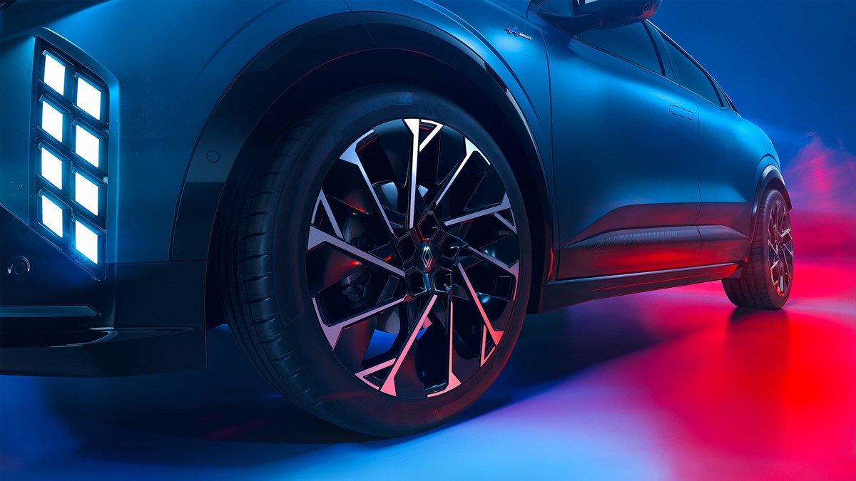 Detalj prednjeg kotača i bočne strane Renault Mégane E-Tech electric plave boje.