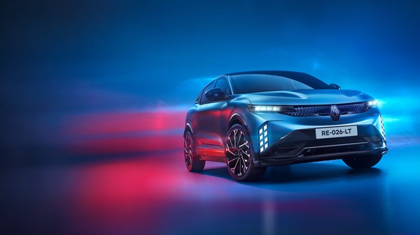 Renault Mégane E-Tech electric plave boje snimljen sprijeda i s bočne strane, s upaljenim prednjim svjetlima.