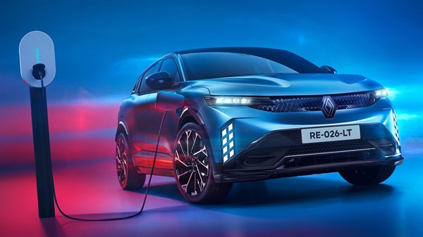 Renault Megane E-Tech electric, pogled sprijeda tijekom punjenja na stanici za punjenje.
